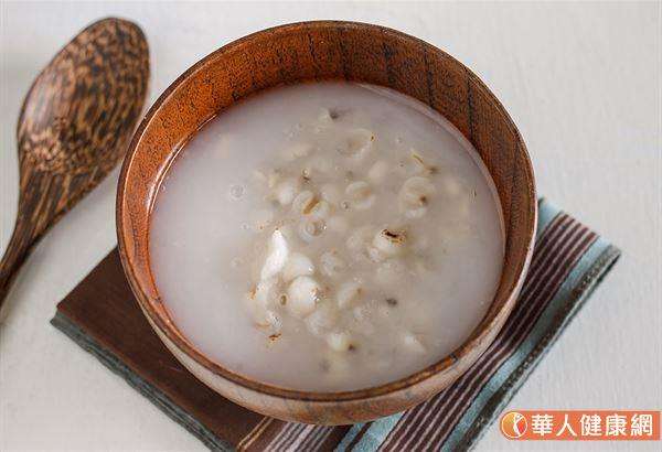 以下推荐一道「健脾養肝四神湯」,四神湯中的的蓮子、芡實、茯苓、山藥,具有健脾效果,可以達到調理腸胃的效果。(圖/華人健康網) 以下推荐一道「健脾養肝四神湯」,四神湯中的的蓮子、芡實、茯苓、山藥,具有健脾效果,可以達到調理腸胃的效果。(圖/華人健康網)