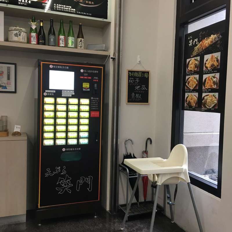 入店之後要先右轉到點餐機前選定今天想吃的,之後拿著單子由服務生引導入座。(圖/童鈴雅攝) 入店之後要先右轉到點餐機前選定今天想吃的,之後拿著單子由服務生引導入座。(圖/童鈴雅攝)