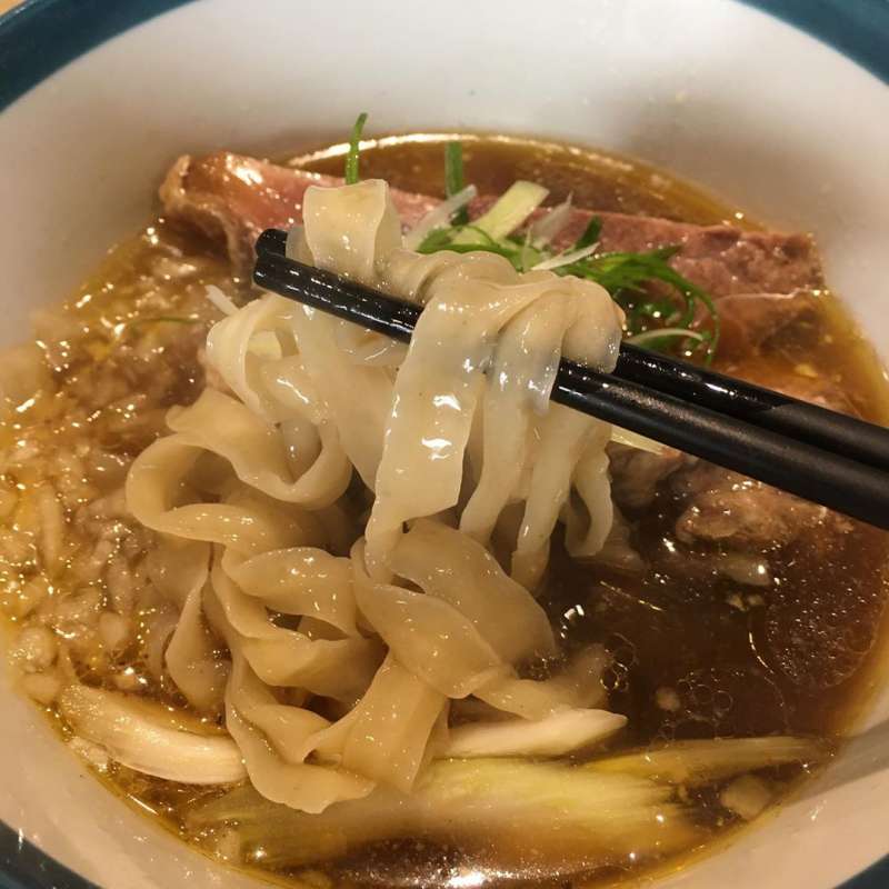 麵條可選家常麵、刀削麵以及陽春麵,吃不夠還可以加麵。(圖/童鈴雅攝) 麵條可選家常麵、刀削麵以及陽春麵,吃不夠還可以加麵。(圖/童鈴雅攝)