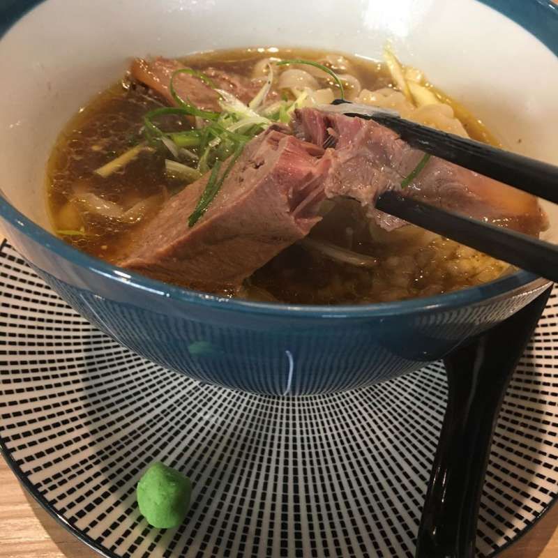 入口即化是我們對食物的最高稱讚,那你看過一夾就化嗎?拉麵店的牛肉麵就是那麼神!超嫩!(圖/童鈴雅攝) 入口即化是我們對食物的最高稱讚,那你看過一夾就化嗎?拉麵店的牛肉麵就是那麼神!超嫩!(圖/童鈴雅攝)