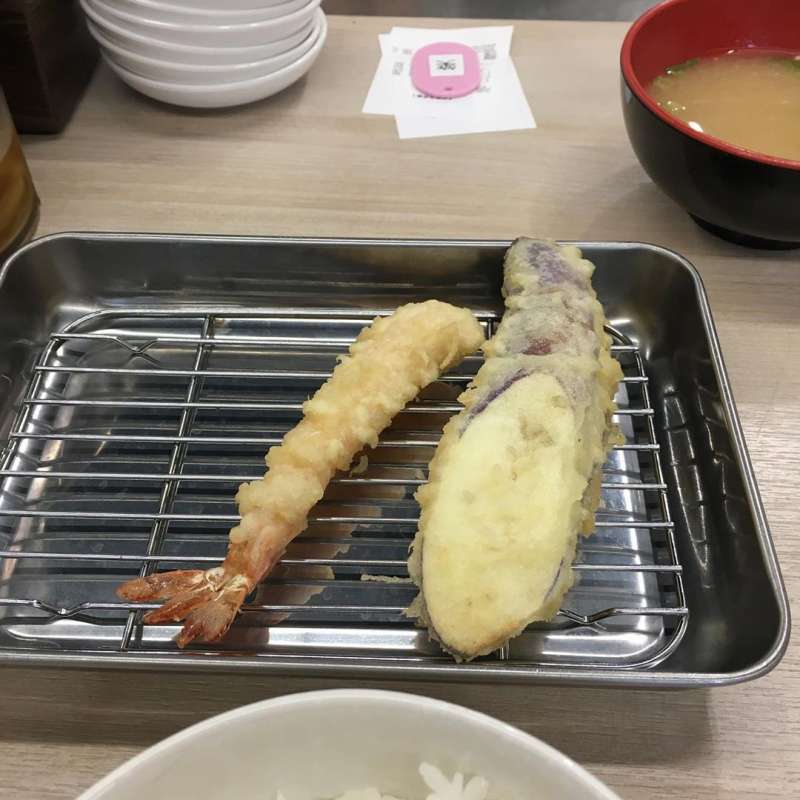 天婦羅的食物拍起來一點沒有視覺衝擊,但廚師會視顧客用餐調整上餐速度,這樣才能吃到新鮮的天婦羅呀!上菜時熱騰騰的要小心燙口喔!(圖/童鈴雅攝) 天婦羅的食物拍起來一點沒有視覺衝擊,但廚師會視顧客用餐調整上餐速度,這樣才能吃到新鮮的天婦羅呀!上菜時熱騰騰的要小心燙口喔!(圖/童鈴雅攝)