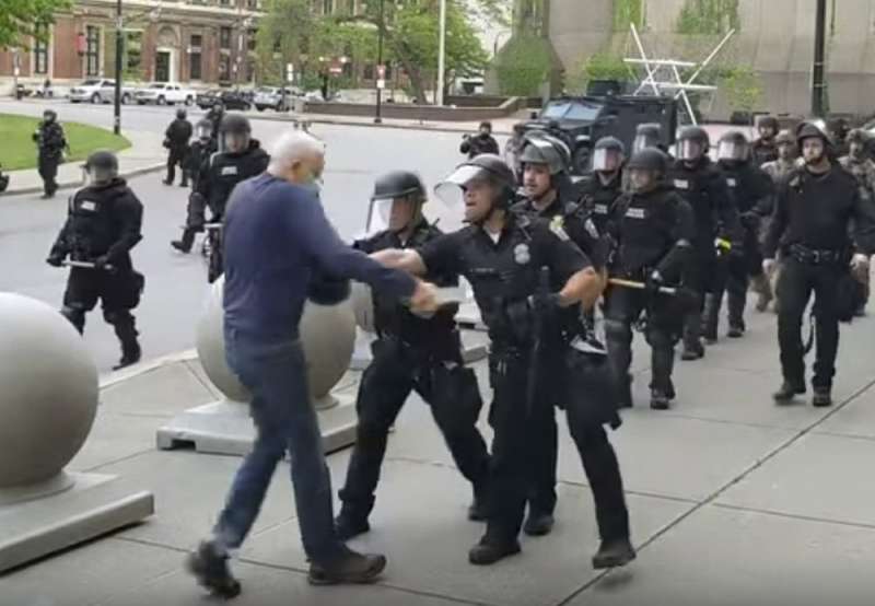 6月4日晚間,美ˋ國警察機動部隊在水牛城(Buffalo)執行清場,75歲老翁馬丁‧古吉諾(Martin Gugino)遭重推在地。(AP) 6月4日晚間,美ˋ國警察機動部隊在水牛城(Buffalo)執行清場,75歲老翁馬丁‧古吉諾(Martin Gugino)遭重推在地。(AP)