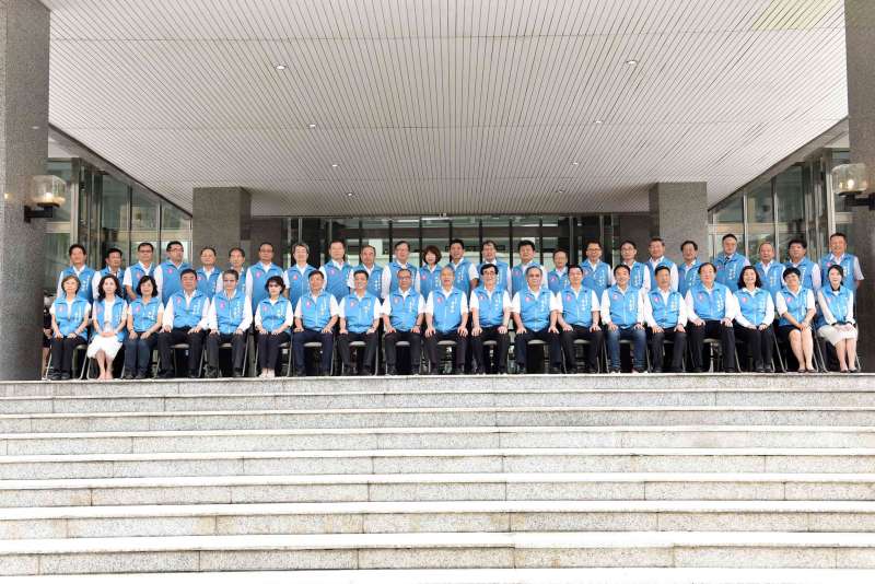 高雄市長韓國瑜9日主持任內最後一次市政會議，與會並合拍「畢業照」留念。（圖/徐炳文攝）