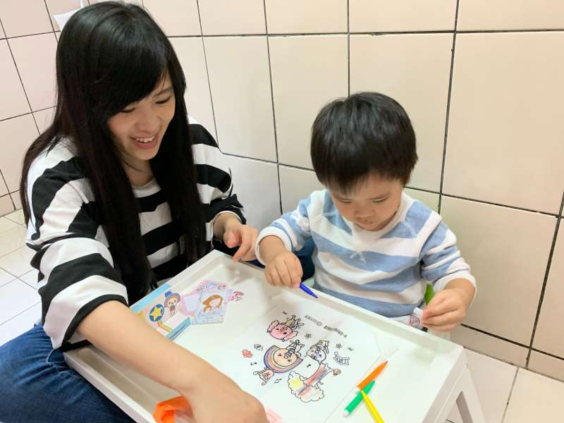 統一超商好鄰居文教基金會規劃全新「線上小小店長」並結合手作DIY,讓親子不僅能在門。(統一超商提供) 統一超商好鄰居文教基金會規劃全新「線上小小店長」並結合手作DIY,讓親子不僅能在門。(統一超商提供)