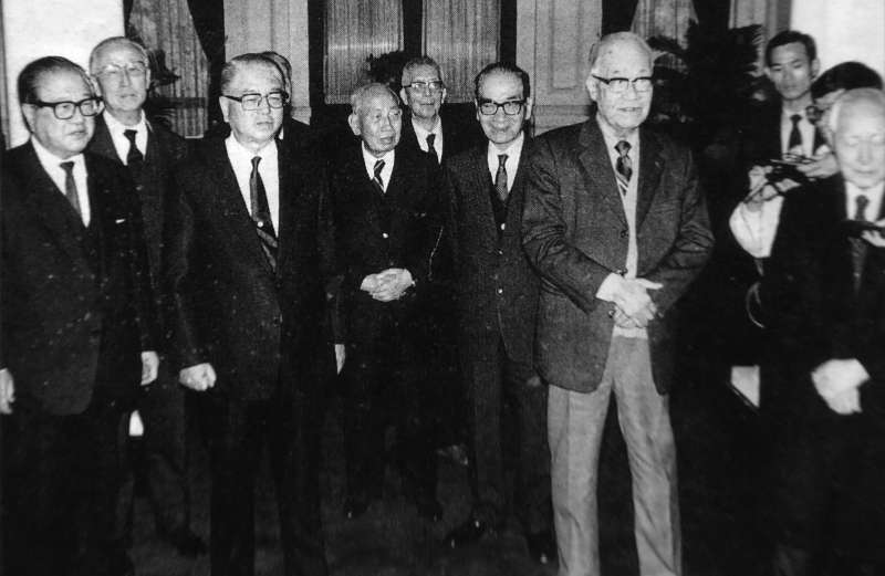1990年國民黨驚爆「二月政爭」,李登輝請出黨內八大老出面勸退「林蔣配」。左三即為「林蔣配」ˋ主角林洋港。(新新聞資料照) 1990年國民黨驚爆「二月政爭」,李登輝請出黨內八大老出面勸退「林蔣配」。左三即為「林蔣配」ˋ主角林洋港。(新新聞資料照)