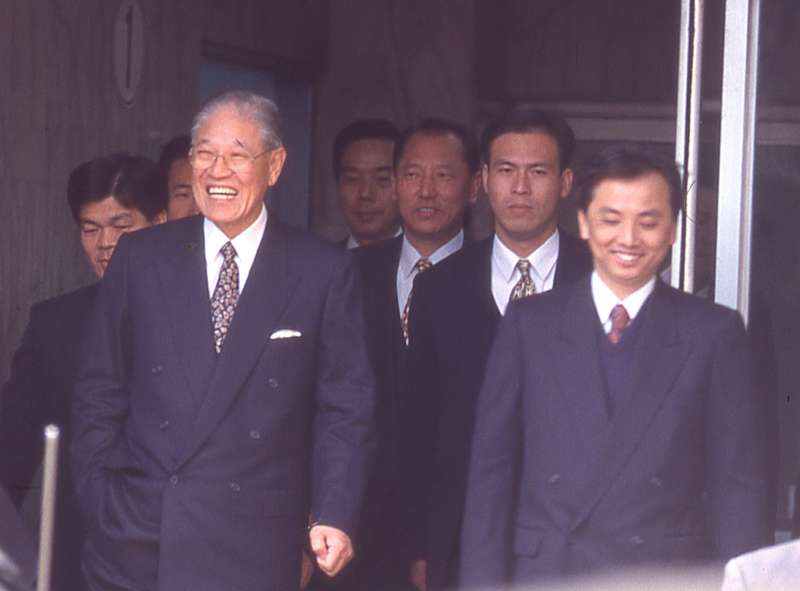 蘇志誠(右)翻老帳為長官李登輝(左)出氣。(新新聞資料照) 蘇志誠(右)翻老帳為長官李登輝(左)出氣。(新新聞資料照)