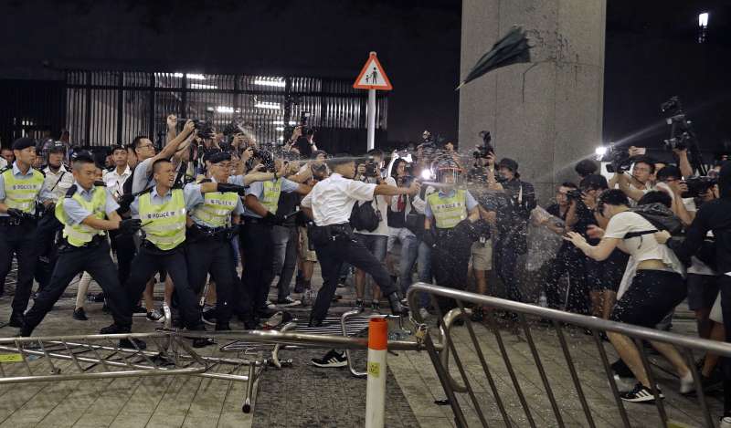 香港反送中抗爭一週年：2019年6月10日，港警向立法會外的示威者發射胡椒噴霧（AP）