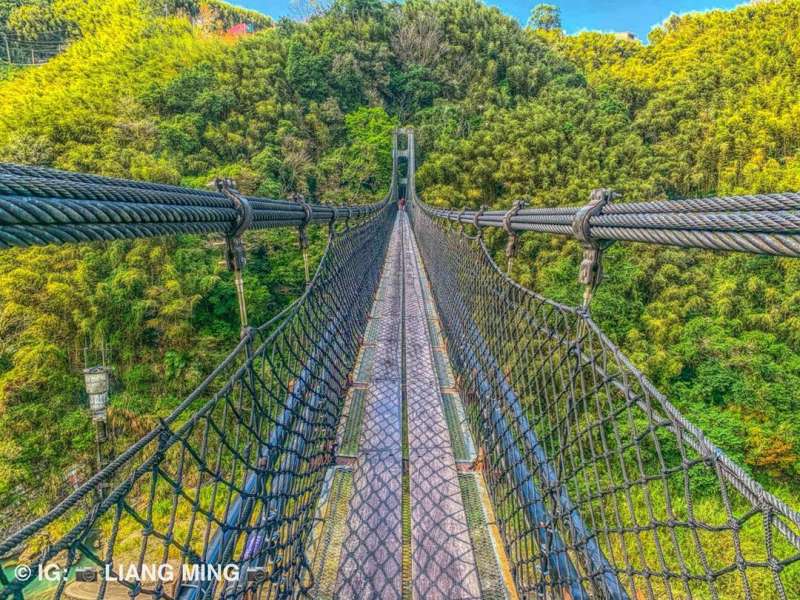 15層樓高的吊橋，是挑戰自我、欣賞絕美景色的好去處。（圖／IG@liang_ming_）