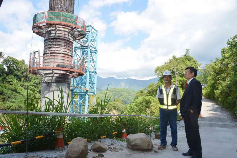 代理市長楊明州16日前往桃源區視察區公所及施工中的建國橋，瞭解農產產銷及工程進度，他非常關心原鄉的發展，正值汛期及作物採收期，希望相關工作順利進行，也會多方利用管道協助農產銷售。 （圖/徐炳文攝）