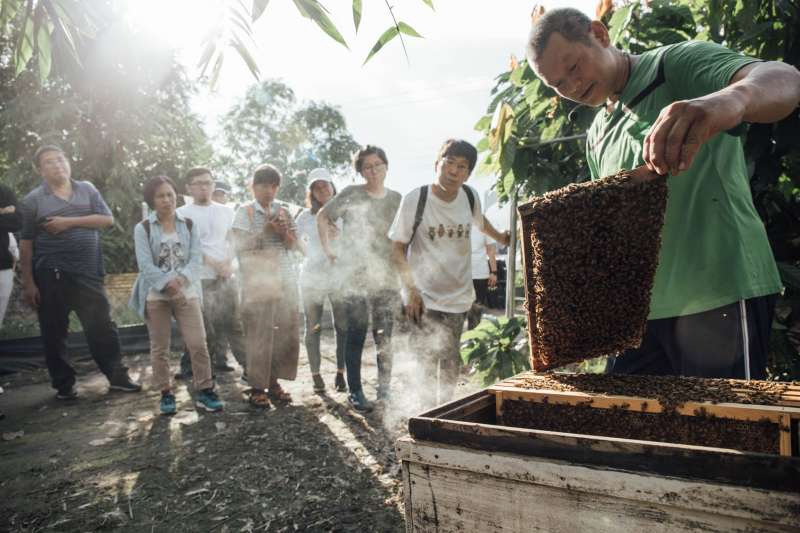 業者將帶領學員前往「蜜匠養蜂場」認識蜂蜜的生成，並示範讓蜂蜜製成料理。（圖/農業局提供）