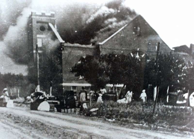1921年,美國奧克拉荷馬州土爾沙市格林伍德區遭到種族主義屠殺,那是當地著名的非裔富人社區,有「黑人華爾街」之稱。(AP) 1921年,美國奧克拉荷馬州土爾沙市格林伍德區遭到種族主義屠殺,那是當地著名的非裔富人社區,有「黑人華爾街」之稱。(AP)