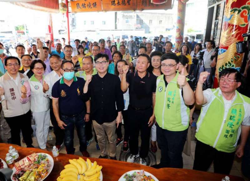 陳其邁參加客廳會活動，於籬仔內代天院廟埕舉行，地方議員陳致中、林宛蓉、鄭光峰皆到場力挺。立委賴瑞隆說，前鎮區總共59里，有超過7成里長都到場全力支持。（圖/徐炳文攝）