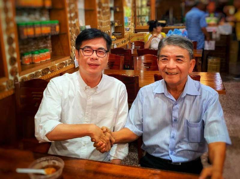 陳其邁在精緻農業打造像劉士輔的精緻茶葉，具有高雄品牌特色的新農業，再結合山城的觀光，縮短城鄉差距、增加農民收入、繁榮地方。（圖/徐炳文攝）