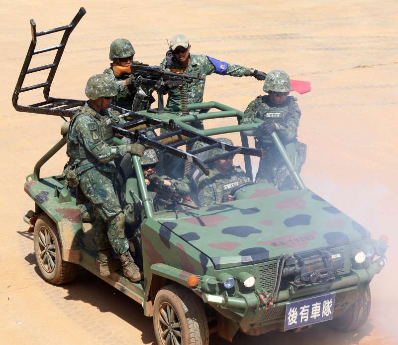 20200624-特戰突擊車在服役之初,整體評價不高,但隨著時間拉長,使用單位對其不斷進行小改款後,如今早已成為具有我特戰部隊風格的車輛;配合此次特1營戰術任務行軍訓練,官兵乘坐突擊車迅速使至目標建物,並以長梯直接攻入2樓(蘇仲泓攝) 20200624-特戰突擊車在服役之初,整體評價不高,但隨著時間拉長,使用單位對其不斷進行小改款後,如今早已成為具有我特戰部隊風格的車輛;配合此次特1營戰術任務行軍訓練,官兵乘坐突擊車迅速使至目標建物,並以長梯直接攻入2樓(蘇仲泓攝)