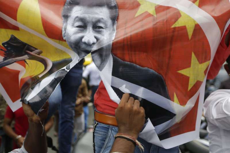 憤怒的印度民眾拿著習近平照片高聲抗議中國軍隊進犯邊境。(美聯社) 憤怒的印度民眾拿著習近平照片高聲抗議中國軍隊進犯邊境。(美聯社)