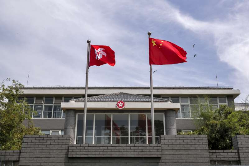 香港國安法:中國五星旗與香港紫荊花旗(AP) 香港國安法:中國五星旗與香港紫荊花旗(AP)