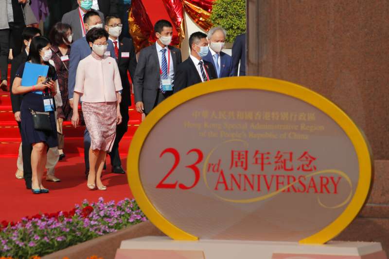 香港特首林鄭月娥與港府官員、代表歡慶回歸祖國23週年,但香港社會卻因為「港版國安法」的通過陷入低氣壓。(美聯社) 香港特首林鄭月娥與港府官員、代表歡慶回歸祖國23週年,但香港社會卻因為「港版國安法」的通過陷入低氣壓。(美聯社)