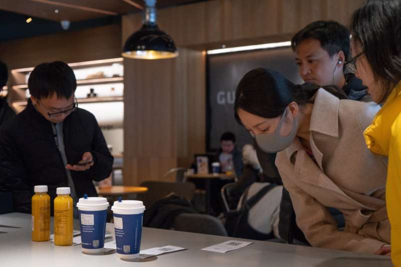 2月,北京一家瑞幸咖啡內的顧客。(YAN CONG FOR THE WALL STREET JOURNAL) 2月,北京一家瑞幸咖啡內的顧客。(YAN CONG FOR THE WALL STREET JOURNAL)