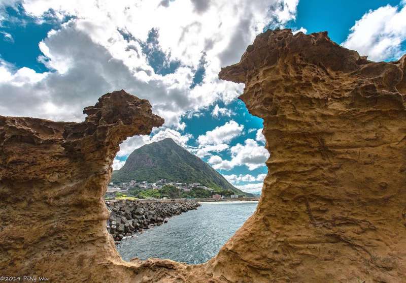 奇岩的形狀像極了小綿羊(左)與大野狼(右)。(圖/IG@ tw.plover319) 奇岩的形狀像極了小綿羊(左)與大野狼(右)。(圖/IG@ tw.plover319)
