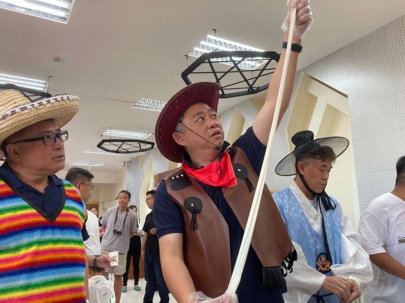 縣長莫札瑞拉起司拉絲體驗。(圖/楊經緯攝) 縣長莫札瑞拉起司拉絲體驗。(圖/楊經緯攝)