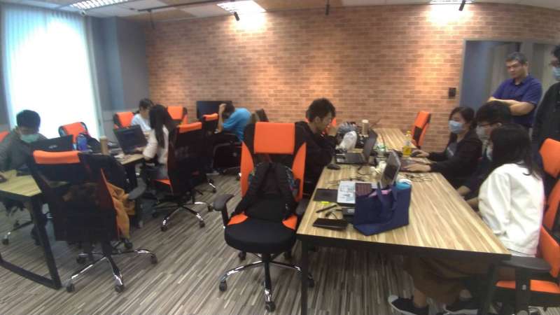 「7513遊戲創意聚落」提供舒適共享空間，讓進駐者鏈結各式資源與案源合作轉介，運用實體場域優勢及線上社群產生技術經驗交流與互動，創造出有案源共分享。（圖／徐炳文攝）