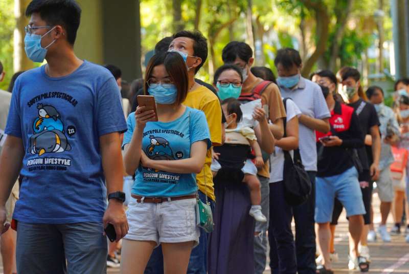 在港府全方位打擊下，民主派策畫的初選投票，仍有約60萬人站出來。（美聯社）