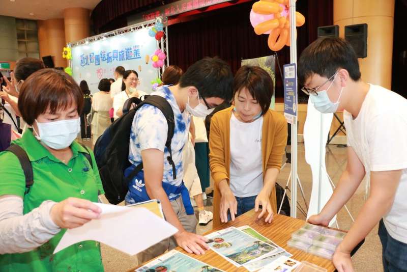 旅行業者在活動現場向民眾說明烏來IG網美一日遊的活動內容。(圖/李梅瑛攝) 旅行業者在活動現場向民眾說明烏來IG網美一日遊的活動內容。(圖/李梅瑛攝)