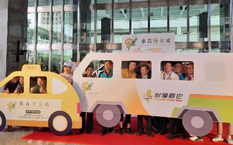 東高慢食旅車隊正式成立，觀光局教大家如何以台灣觀光巴士、觀光計程車隊來暢遊東高雄旗美九區旅遊三軸線、區域觀光的新玩法。（圖/徐炳文攝）