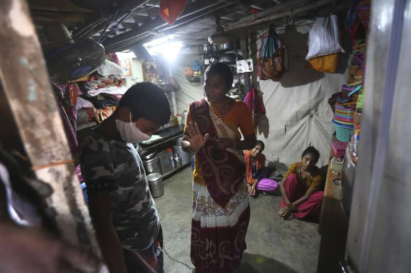 新冠疫情期間,印度中低階層居住環境擁擠,難以落實社交隔離。(AP) 新冠疫情期間,印度中低階層居住環境擁擠,難以落實社交隔離。(AP)