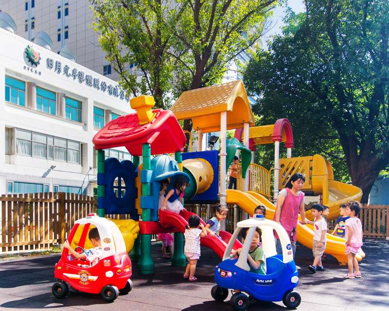 中壢廠附設的幼兒園「同心園」，已有27年歷史，每年都要抽籤才有機會進去，非常搶手。（圖/日月光提供）