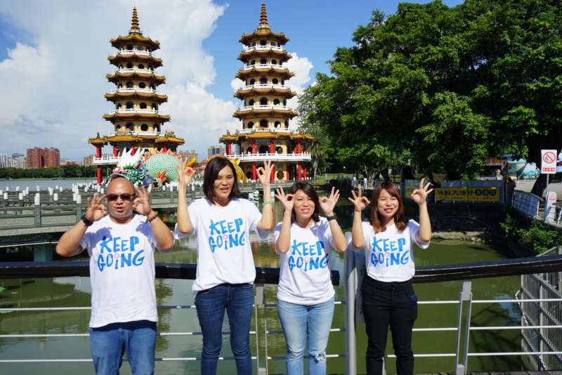 李眉蓁行程前進岡山地標崗山之眼、橋頭糖廠及左營蓮池潭邊的龍虎塔，親自與蓮池潭邊的民眾懇託，希望市民能夠給予支持。（圖／徐炳文攝）