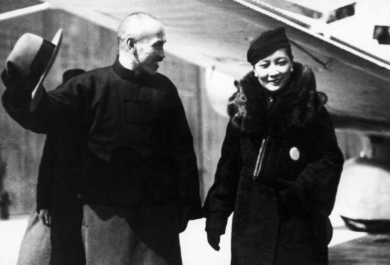 20200723-《宋氏三姊妹與她們的丈夫》配圖,1936年12月,宋美齡冒險飛去西安營救丈夫。圖為蔣介石獲釋後夫婦倆飛回家。(麥田出版提供,圖像來源:Alamy) 20200723-《宋氏三姊妹與她們的丈夫》配圖,1936年12月,宋美齡冒險飛去西安營救丈夫。圖為蔣介石獲釋後夫婦倆飛回家。(麥田出版提供,圖像來源:Alamy)