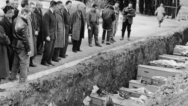 法國政客參加馬爾巴塞潰壩死難者集體葬禮。(BBC News中文) 法國政客參加馬爾巴塞潰壩死難者集體葬禮。(BBC News中文)