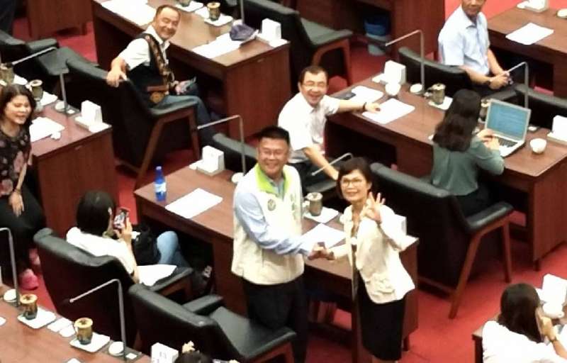 高雄市議長補選今日舉行,國民黨參選人鄭麗燕在投票前與民進黨參選人張勝富來一場君子之爭的禮貌性握手,提供媒體拍照。(圖/徐炳文攝) 高雄市議長補選今日舉行,國民黨參選人鄭麗燕在投票前與民進黨參選人張勝富來一場君子之爭的禮貌性握手,提供媒體拍照。(圖/徐炳文攝)