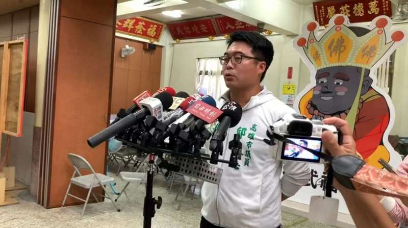 針對李眉蓁陣營指控,陳其邁競選總部發言人邱俊憲出面澄清。(圖/翻攝競選總部影片) 針對李眉蓁陣營指控,陳其邁競選總部發言人邱俊憲出面澄清。(圖/翻攝競選總部影片)