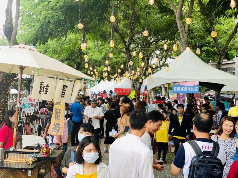 河畔風味市集,同時滿足文青的眼和饕客的胃。(圖/高雄市政府提供) 河畔風味市集,同時滿足文青的眼和饕客的胃。(圖/高雄市政府提供)