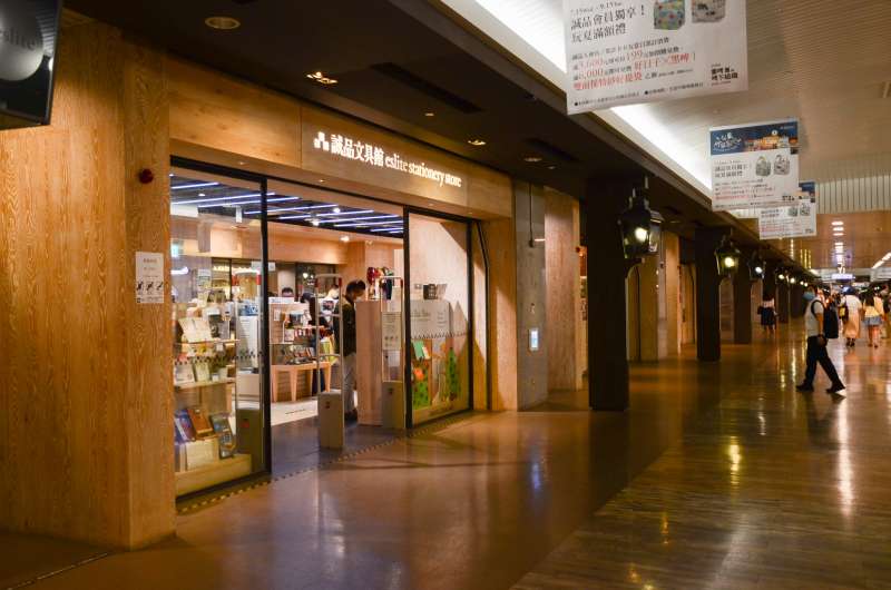 除了書店,K區地下街也有誠品文具館、誠品生活。(圖/劉美佳攝) 除了書店,K區地下街也有誠品文具館、誠品生活。(圖/劉美佳攝)