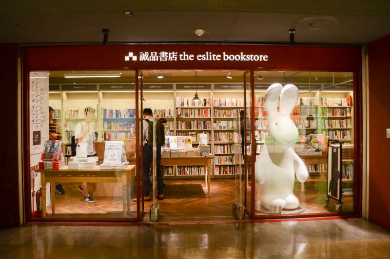 這裡的誠品書店有提供座位,讓民眾在店內閱讀書籍。(圖/劉美佳攝) 這裡的誠品書店有提供座位,讓民眾在店內閱讀書籍。(圖/劉美佳攝)