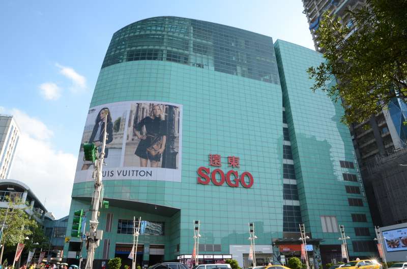 SOGO復興館不僅鄰近2號出口,在2樓、B1都有往捷運站的通道。(圖/劉美佳攝) SOGO復興館不僅鄰近2號出口,在2樓、B1都有往捷運站的通道。(圖/劉美佳攝)