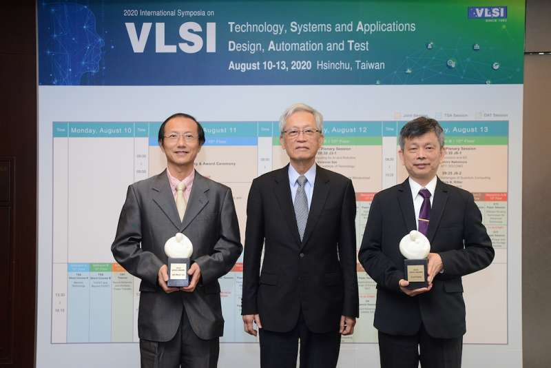 潘文淵基金會董事長史欽泰(中)與ERSO Award得獎人晶心科技總經理林志明(左)、中華精測科技總經理黃水可(右)合影。(圖/工研院提供) 潘文淵基金會董事長史欽泰(中)與ERSO Award得獎人晶心科技總經理林志明(左)、中華精測科技總經理黃水可(右)合影。(圖/工研院提供)
