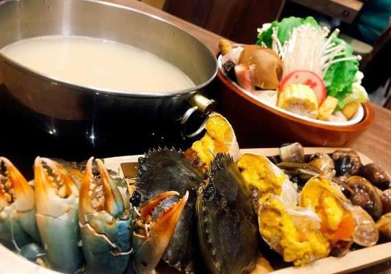 超萌牛奶鍋「泡湯熊熊」,可愛造型湯塊含著濃濃牛奶風味。(圖/取自上官木桶鍋 內湖加盟店 源自蘆洲正官 粉專) 超萌牛奶鍋「泡湯熊熊」,可愛造型湯塊含著濃濃牛奶風味。(圖/取自上官木桶鍋 內湖加盟店 源自蘆洲正官 粉專)