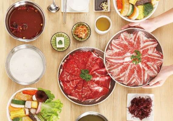 義式白醬鍋底因為湯頭夠味,也有一整片起司提供煮食。(圖/取自加分100%浜中特選昆布鍋物-台北忠孝店 粉專) 義式白醬鍋底因為湯頭夠味,也有一整片起司提供煮食。(圖/取自加分100%浜中特選昆布鍋物-台北忠孝店 粉專)