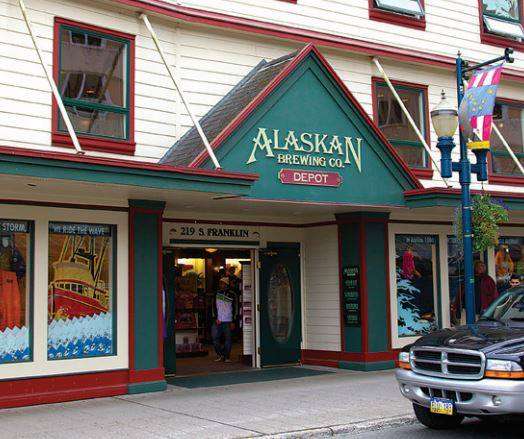 4Alaskan Brewing Co.的啤酒廠為減少運輸產生的碳足跡,盡可能使用當地原料。此為位於當地的啤酒商店,店內也提供各種阿拉斯加在地商品。(圖片來源:Alaskan Brewing Co.官方粉絲團) 4Alaskan Brewing Co.的啤酒廠為減少運輸產生的碳足跡,盡可能使用當地原料。此為位於當地的啤酒商店,店內也提供各種阿拉斯加在地商品。(圖片來源:Alaskan Brewing Co.官方粉絲團)