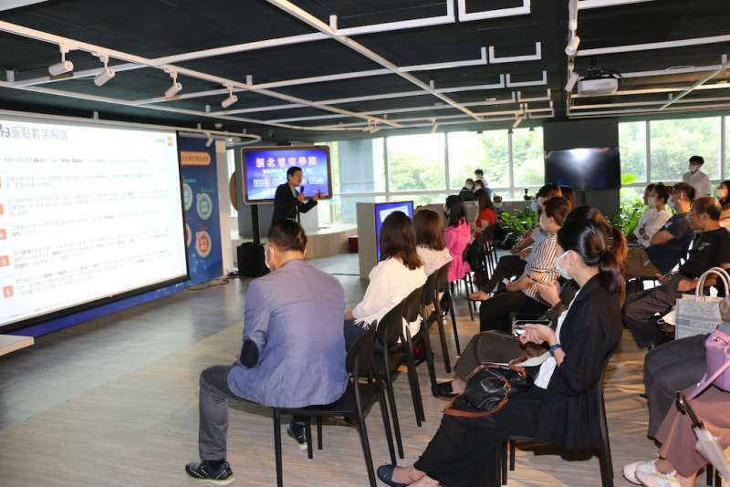 「新常態下的企業數位新思路」講座邀請麥肯廣告集團執行長張志浩，解析從營運優化、顧客體驗，到商業模式再造的成功企業轉型秘訣。(圖／李梅瑛攝)