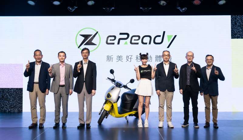 台鈴工業總經理岡崎淳、Gogoro Network總經理潘璟倫、台隆集團董事長黃教漳、新美好移動體驗大使峮峮、台鈴工業董事長黃教信、Gogoro Solutions總經理廖逸民、eReady電動車事業部總監林進賢 一同見證新車發表。（圖／Gogoro提供）