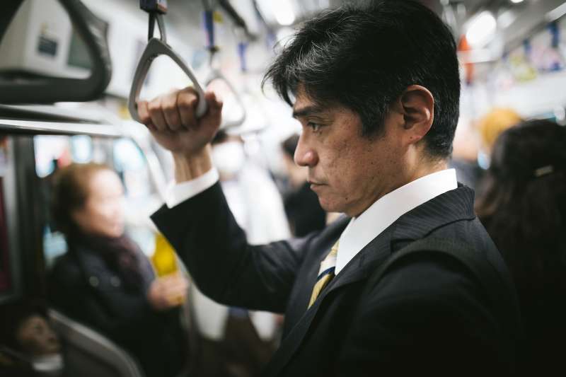 「我通勤時間大概就要花1個半~2小時左右,這個時間在日本非常正常。」鄉家一希說到。(示意圖/pakutaso) 「我通勤時間大概就要花1個半~2小時左右,這個時間在日本非常正常。」鄉家一希說到。(示意圖/pakutaso)