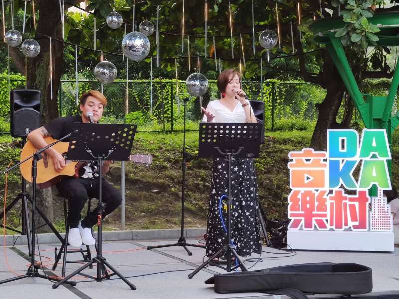20200817-台泥在花蓮DAKA園區舉辦一場全原住民歌手演唱會,現場不少觀眾著傳統服飾熱情參與。(台泥提供) 20200817-台泥在花蓮DAKA園區舉辦一場全原住民歌手演唱會,現場不少觀眾著傳統服飾熱情參與。(台泥提供)