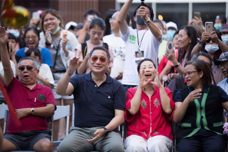 20200817-台泥董事長張安平（左2）和花蓮縣長徐榛蔚（左3）也受音樂感染，跟著節奏搖擺吶喊。（台泥提供）