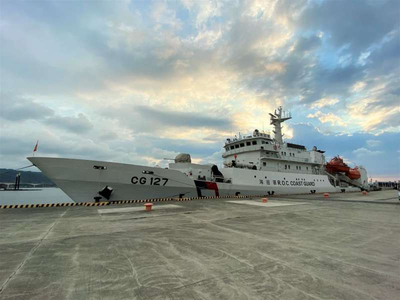 港灣親水嘉年華現場將開放民眾登上巡防艦，參觀飛行甲板、駕駛台及警備救難艇等，並提供兒童海巡服於巡防艦上拍照留念。(圖／新北市經發局提供)