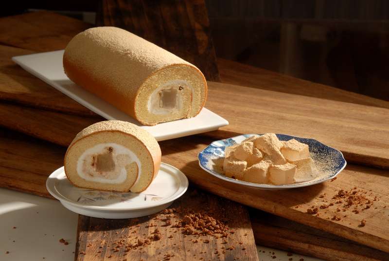 日本皇室級特貢甜品「黃豆粉蕨餅」生乳捲新上市(圖/亞尼克提供) 日本皇室級特貢甜品「黃豆粉蕨餅」生乳捲新上市(圖/亞尼克提供)